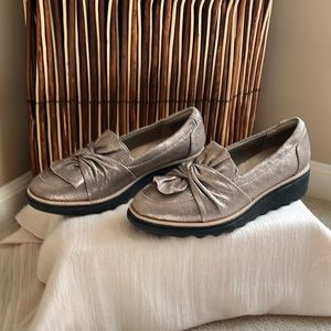 Clarks champagne leather loafers sz 6.5